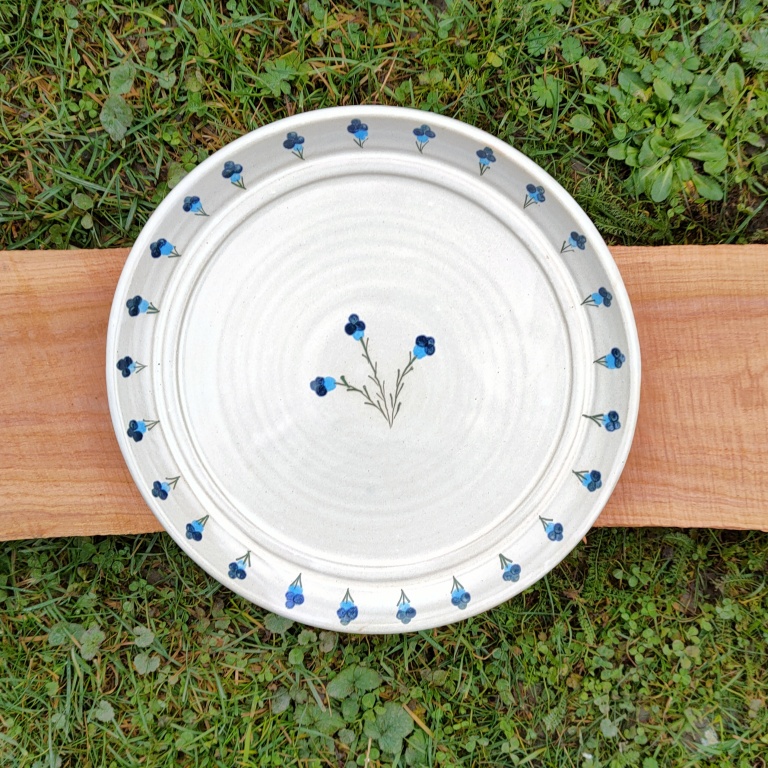 Fotka Velký plochý talíř modré macešky